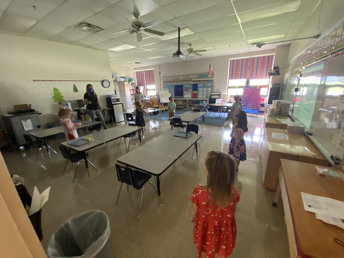 BES_Eagles's tweet photo. We have @BES_Eagles in the building today! Nothing brightens a school building more than smiling faces and student voices! @Boone_County https://t.co/BumkQa7qHz