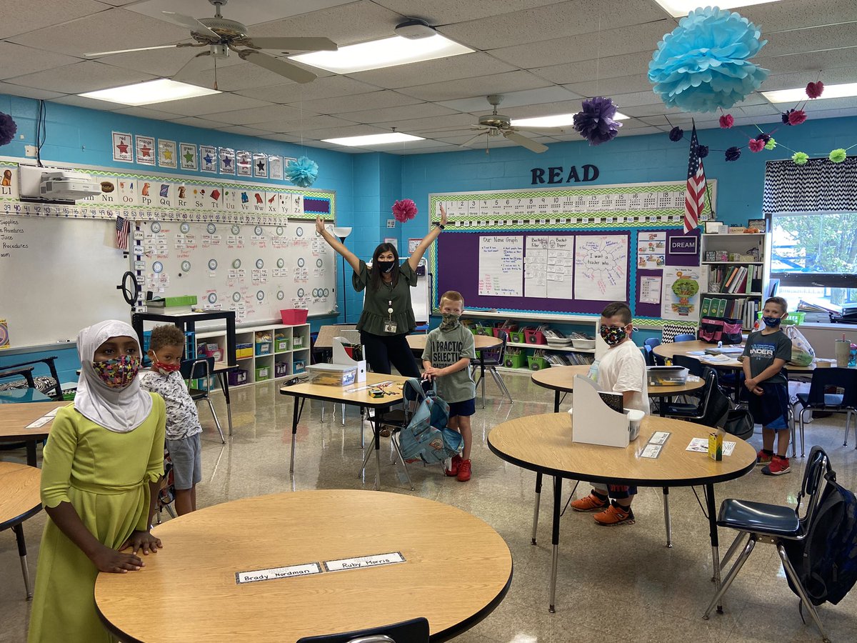 BES_Eagles's tweet photo. We have @BES_Eagles in the building today! Nothing brightens a school building more than smiling faces and student voices! @Boone_County https://t.co/BumkQa7qHz