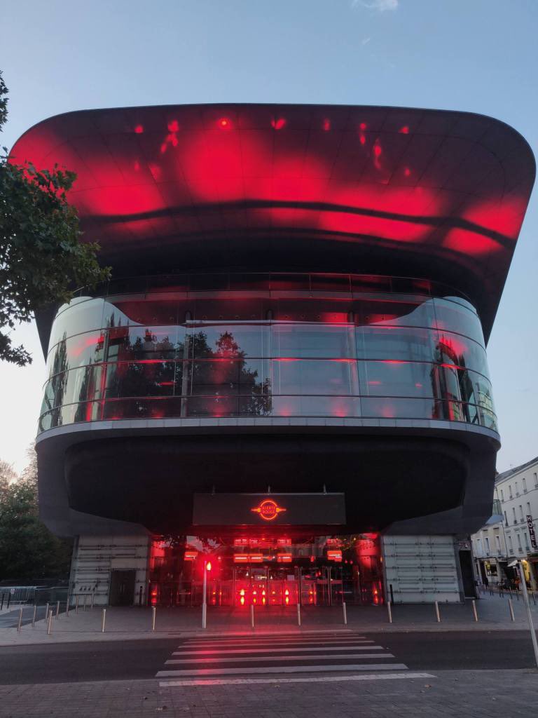 Toursevents37's tweet photo. [ALERTE ROUGE 🔴]
Le Palais des Congrès # #tours @villedetours s’illumine en rouge  @UNIMEV_FR @SYNPASE @CoesioCongres 
#Alerterouge  #synpase #RedAlertRESTART
#jesuislespectacle #jesuislevenement #lesoubliésduspectacle #WeMakeEvents https://t.co/8brTWYJN3X