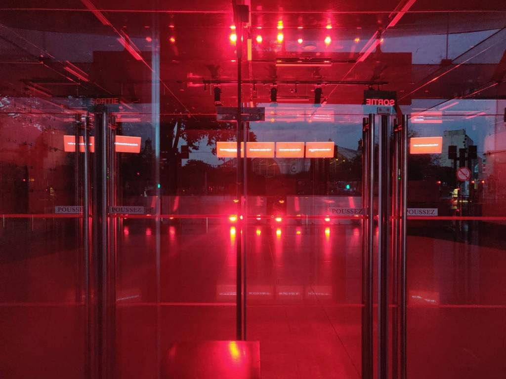 Toursevents37's tweet photo. [ALERTE ROUGE 🔴]
Le Palais des Congrès # #tours @villedetours s’illumine en rouge  @UNIMEV_FR @SYNPASE @CoesioCongres 
#Alerterouge  #synpase #RedAlertRESTART
#jesuislespectacle #jesuislevenement #lesoubliésduspectacle #WeMakeEvents https://t.co/8brTWYJN3X