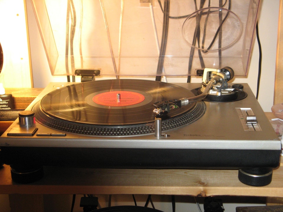 ddpg3's tweet photo. I just kinda found out about swapping #headshells on my 4 #turntables, can't do it on the #Dual but other 3 no problem. Switched the headshell and Ortofon OM30 from my #Technics 1200 Mk2 to my #Sony 5520 & it sounds great!!
#VintageAudio https://t.co/WDofPll4Di