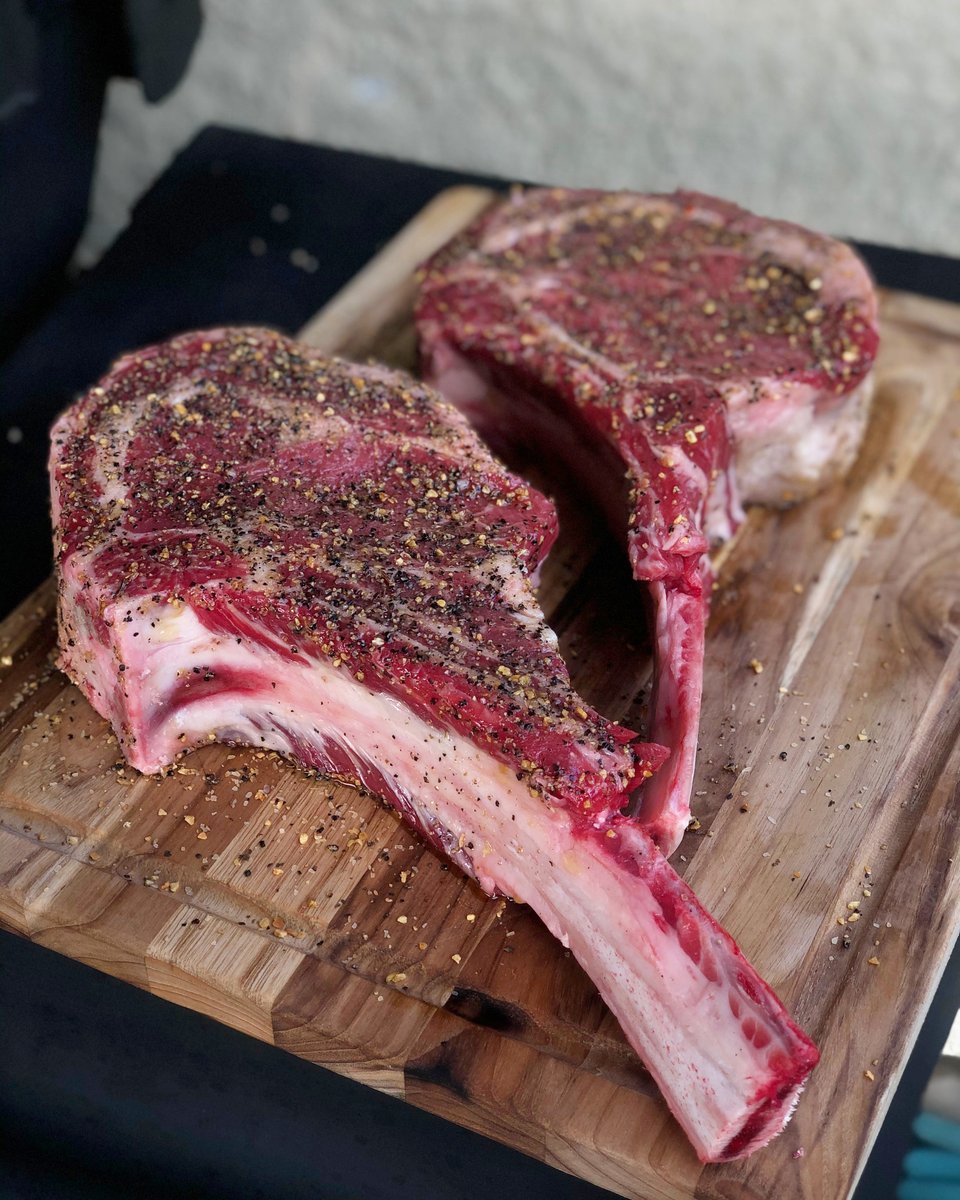 ShowMeBBQSauce's tweet photo. The signature, extra-long bone is left whole and attached. It’s trimmed for aesthetic in a way that’s called “Frenched”. The result masterpiece resembles a ‘handle’ where it got its namesake, from the Native American tool, the tomahawk.

🔴 These are seasoned with our All Purpos https://t.co/ZeQtGItyKi