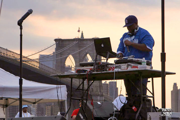PhotoRob's tweet image. The @BKHipHopFest with @REALDJPREMIER @VideoMusicBox @IAmKRSOne @MickeyFactz #brooklynbridge #bkhiphopfest #videomusicbox 2008