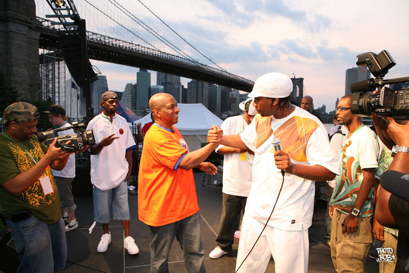 PhotoRob's tweet image. The @BKHipHopFest with @REALDJPREMIER @VideoMusicBox @IAmKRSOne @MickeyFactz #brooklynbridge #bkhiphopfest #videomusicbox 2008