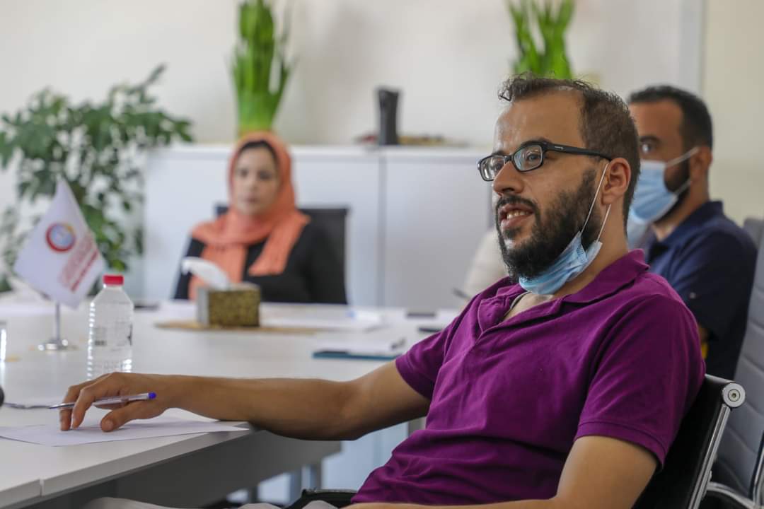 monaabilal's tweet photo. عناصر المركز الوطني لمكافحة الأمراض ليبيا يلبسو فالكمامة بطريقة ❌ ويحاولو يعلمو الشعب كيف يلبس الكمامة 😑 #كورونا https://t.co/2A1IoFfgvZ