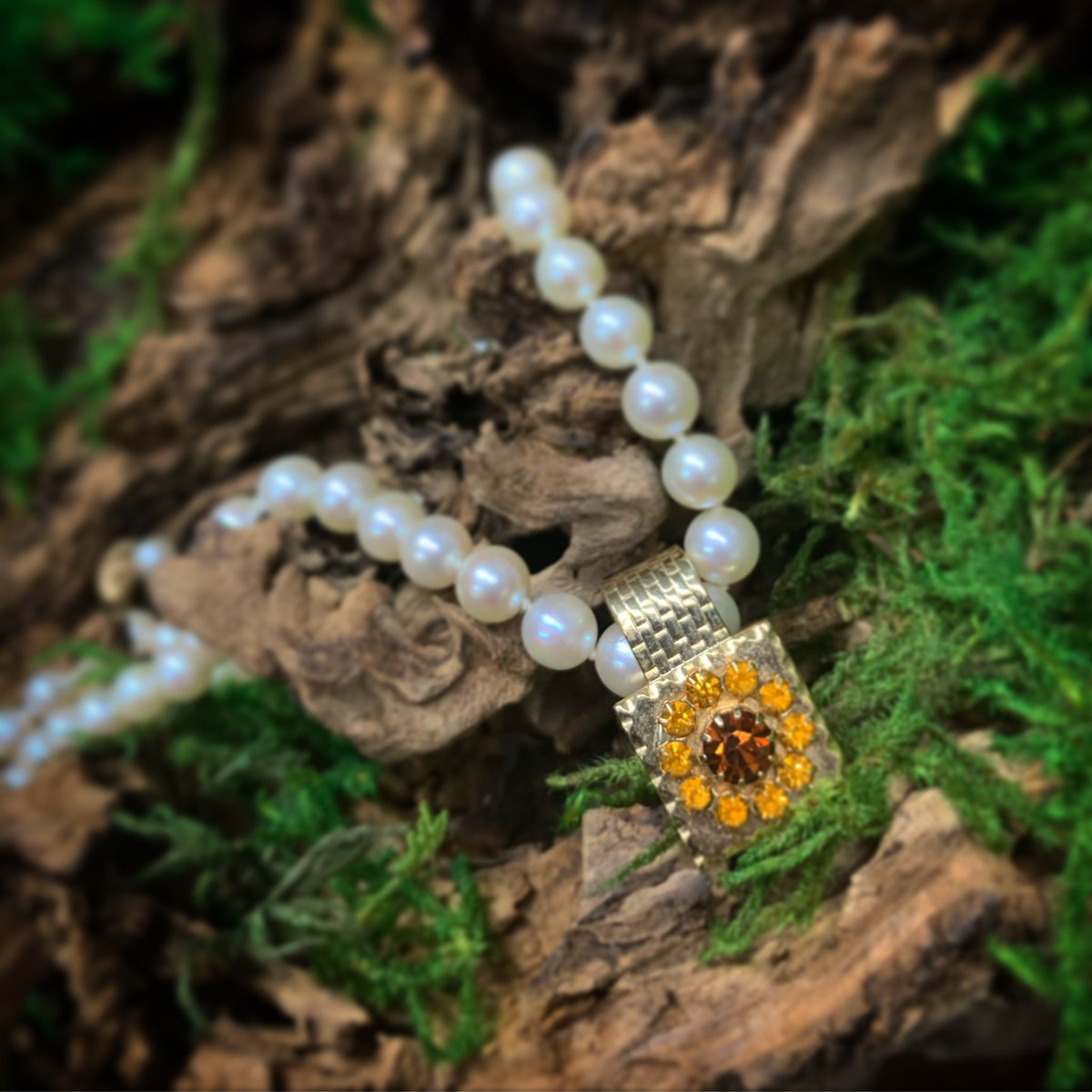 MarmadukeDesign's tweet photo. Sentimental repurpose.....turning your grandfathers cufflink into a charm to wear on your grandmothers pearl necklace ❤️ #meredithmarmadukedesigns #customjewelry #jewelrydesign #heirloomjewelry #fashion #classicstyles #necklace #cufflinks #pearls https://t.co/0Ryibna2Zq