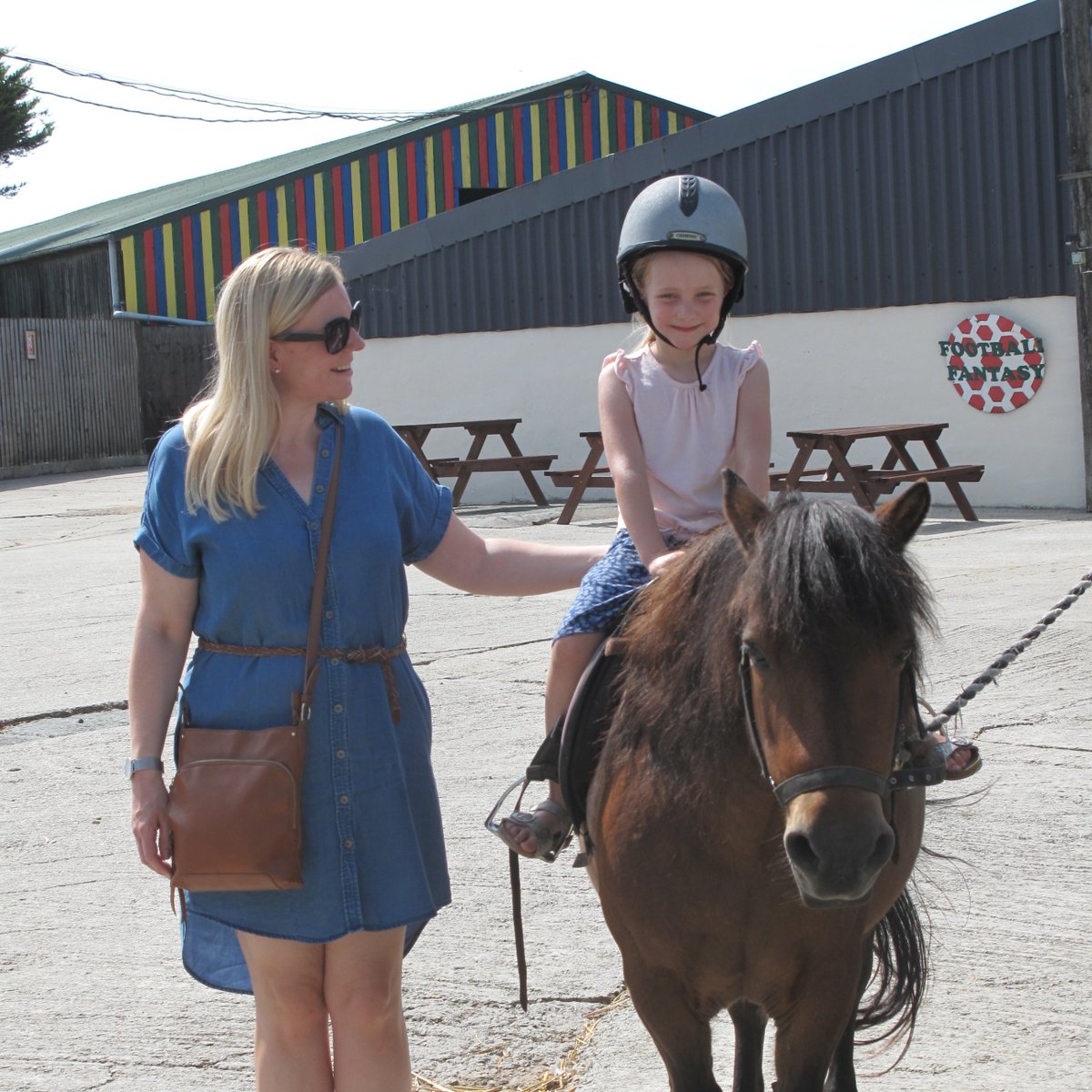 It's looking like a beautiful sunny week this week ☀️
Come and enjoy the outdoor and indoor play areas, see the animals and have a pony ride.
Leisure Park open every day 10am - 5pm.
Please call us on 01566 86324 to book.
