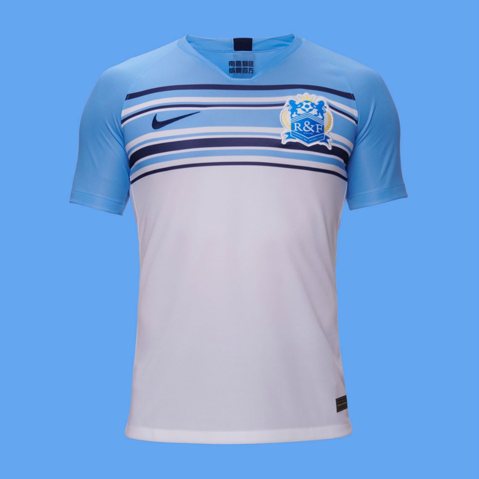 Fer_MLS on Twitter: "Guangzhou R&amp;F. Guangzhou. Colores: Celeste y blanco. Los leones azules presentan una camiseta titular blanca y celeste en la parte alta. En zona del pecho presenta