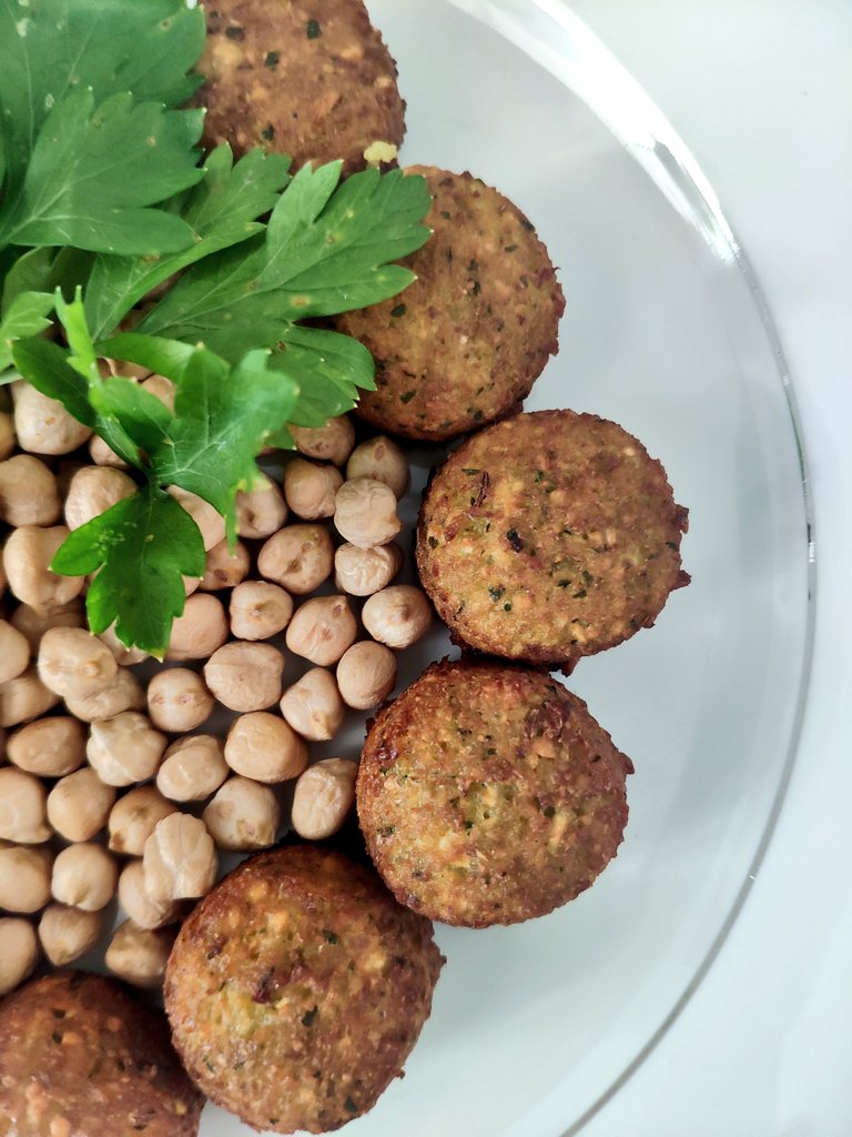 carojarasanta's tweet photo. #Cocinaencuarentena
FALAFEL
Deliciosas croquetas de garbanzos cuyo origen son los países del medio oriente. Se acompañan: pan árabe, tomate y pepino en cubitos y hummus. También encurtidos y salsas picantes. Hacen parte de las mezze ( mesas árabes para compartir). Aquí la receta https://t.co/560RcEkx9v
