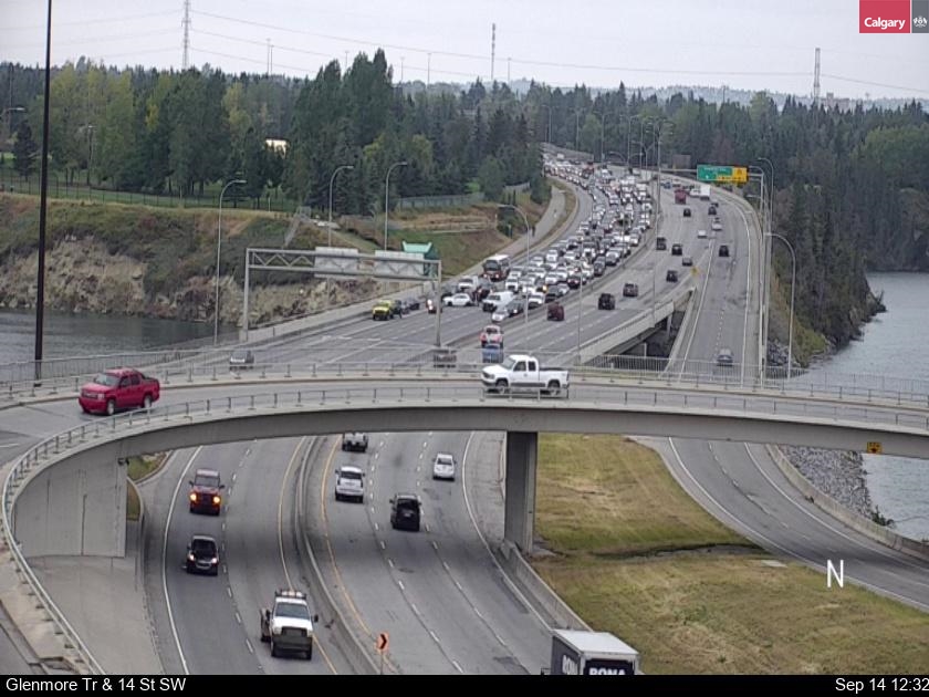 NewsRadioCGY's tweet photo. #yyctraffic Crash on Glenmore Trail approaching 14th Street SW.
Wrecks tie up EB traffic -- in photo all traffic is stopped as crews move vehicles to RH side.
#InstantVolume https://t.co/lsDxHN6W9g