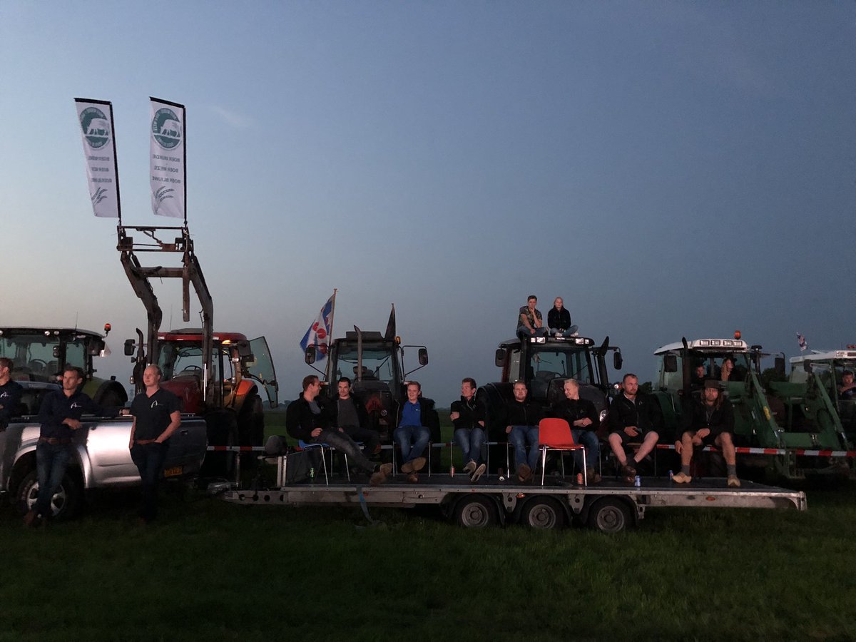 cdkfryslan's tweet photo. Bysûnder en tige sfearfol! Drive-inn ledegearkomste fan @AJFriesland midden yn de greide by Wjelsryp! Sprekke oer takomst lânbou yn de provinsje. @provfryslan https://t.co/MLWzwxetyZ