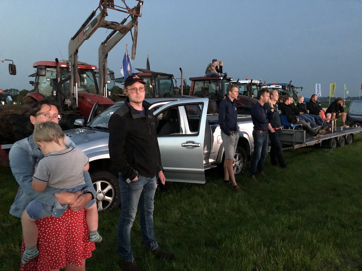 cdkfryslan's tweet photo. Bysûnder en tige sfearfol! Drive-inn ledegearkomste fan @AJFriesland midden yn de greide by Wjelsryp! Sprekke oer takomst lânbou yn de provinsje. @provfryslan https://t.co/MLWzwxetyZ