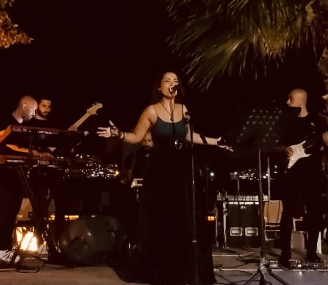 DilekAYOfficial's tweet photo. @aliakacca #sahne #bodrum #voyage #canliperformans #akustik #ses #solist #şarkıcı #tersadam https://t.co/kSndijSdPZ