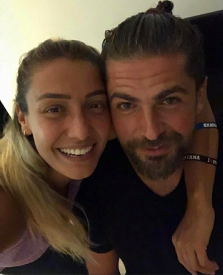 pnarent's tweet photo. su pozu mertin kısa saclariyla da verir misiniz rica etsem.. hiicc bir sey denicem https://t.co/yVqMg37Y6N