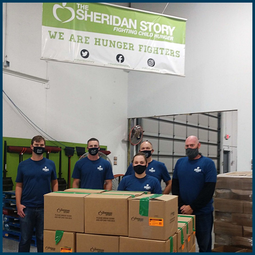 drake_bank's tweet photo. Last week, some of our team members masked up and volunteered with @SheridanStory as part of @MinnBankers #CommunityImpactMonth and packed over 2,800 bags of food to help fill the food gap. #BuildABetterFuture#BanksBuildMN #WeAreMNThisTogether https://t.co/6FZlcqEYkV