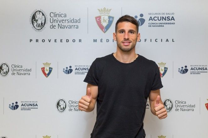 Osasuna's tweet photo. COMUNICADO OFICIAL | Jonathan Calleri supera el reconocimiento médico y se incorporará al grupo en los próximos días.
#BienvenidoCalleri #OngiEtorriCalleri #WelcomeCalleri
▶️ https://t.co/8WfpIzHzLu https://t.co/8I6Jpl1ubn