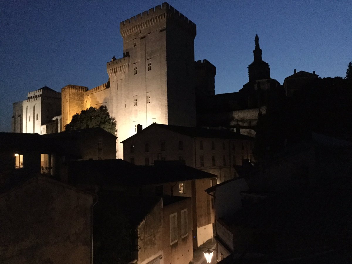 claireparisjazz's tweet photo. 📣😷📣
#Avignon #NotreDameDesDoms #RocherDesDoms #AlteraRoma #Vaucluse #Avignoun #Provence https://t.co/FFit7F0xS0