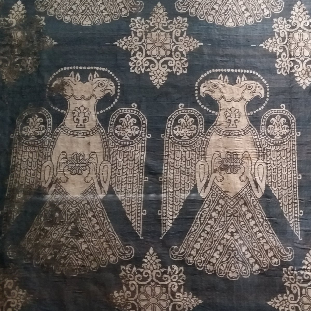 RutasAparte's tweet photo. El 'sudario de san Zoilo', tela árabe (siglo XI o XII), en Carrión de los Condes. Excepcional por calidad, dimensión y conservación. https://t.co/2JETmHwvEN