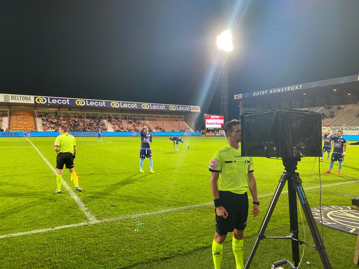 kvkofficieel's tweet photo. . @hansanders haakt in op een VAR-moment tijdens #KVKREM! π
https://t.co/g0NPW4nwij
π΄βͺ #COYR https://t.co/MAEQ1P57I8