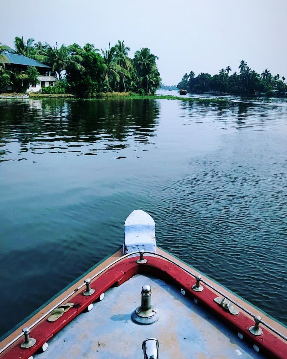 ParthviGor's tweet photo. I miss this mesmerizing beauty of Kerala, 
Alleppey backwaters🌴⛵

#throwback🔙 #parthveegor #kerala #missthisplace #alleppey #houseboat #peaceful #keraladiaries #houseboat #backwaters #travel #solotravelling #lovethis #livelovelife #memories #treehouse #waterboat #happiness https://t.co/MvWV5Wt2G5