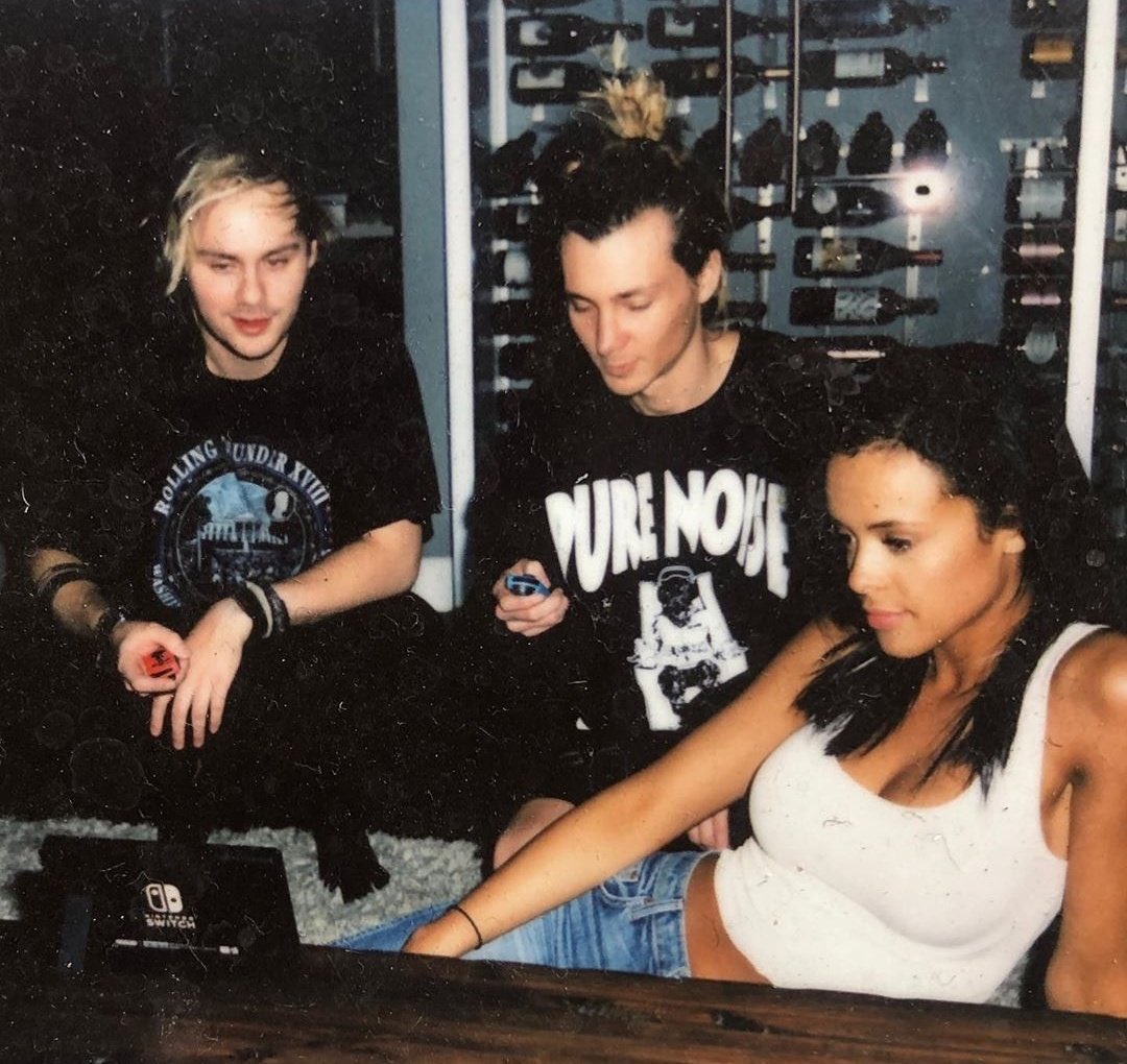 5SOSMexico's tweet photo. . @Michael5SOS en el IG de roy (@/royenglish) https://t.co/5Fu1uFrPKu
