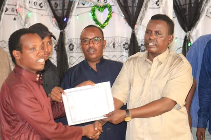 LuuqDC's tweet image. We hv organized a graduation &amp;amp; award giving ceremony 4 #Luuq Ganaane Secondary school's 2020 graduates whose final exams results positioned the school as the third best school in the country.
We thank our teachers, parents &amp;amp; anyone who contributed 2 our secondary school success.