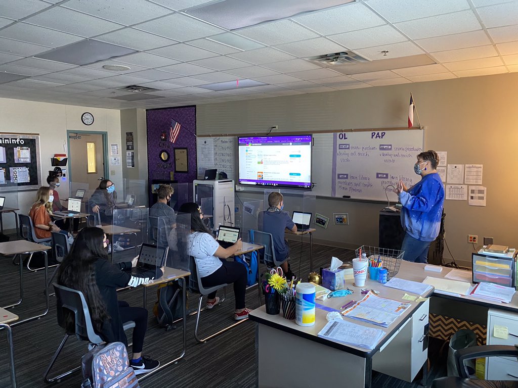 CainMustangs's tweet photo. Mrs. Munson showing students how to check out library and E-books! #cainconnection #librarymediaspecialist #cainstrong https://t.co/z92Fw2br0O