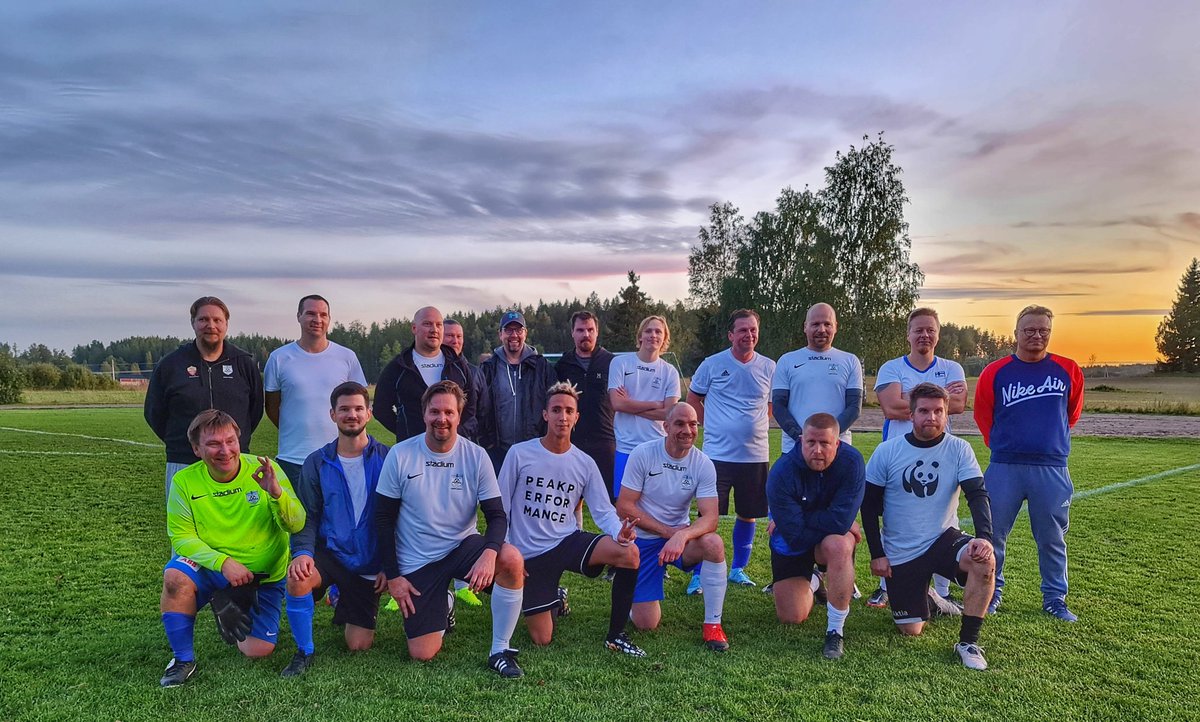 FcfjH's tweet photo. Kauden viimeinen matsi miehillä vs. #Konnat jossa jälleen kovaa taistoa ja hyviä tilanteita. Vaikka pallo ei maalin perukoille löytänyt, voidaan kuitenkin todeta että olipahan taas hauskaa! Mahtava ensimmäinen kausi huikealla porukalla!  💪⚽️ #FCFJ https://t.co/ipSyku12BK