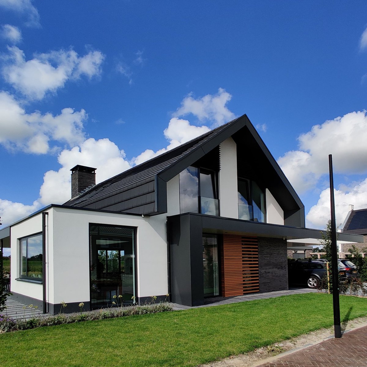 VeruzkaAgorrea's tweet photo. Afgelopen week de enthousiaste bewoners van deze nieuwbouw villa bezocht. Hoe mooi is het om te horen van onze opdrachtgevers hoe  blij ze zijn met het resultaat.

#ALarchitecten #gerealiseerdproject #nieuwbouw #droomhuis #vrijstaandewoning #villa #alarchitectuur https://t.co/4tLJzQz2Mi