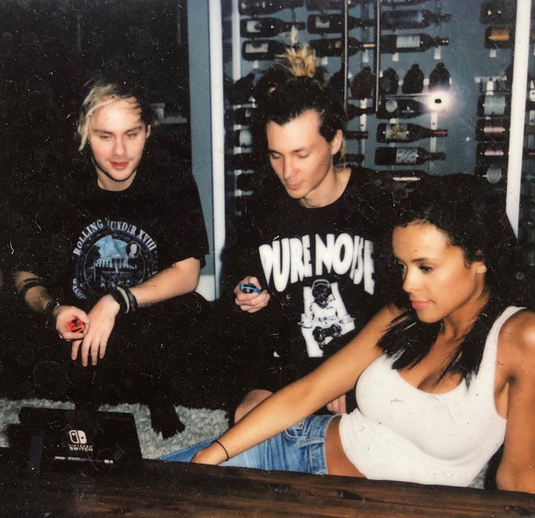 5SOSBrazil's tweet photo. 📸 | Michael em foto publicada pelo @/royenglish via Instagram. https://t.co/Gc9PYEMRDb