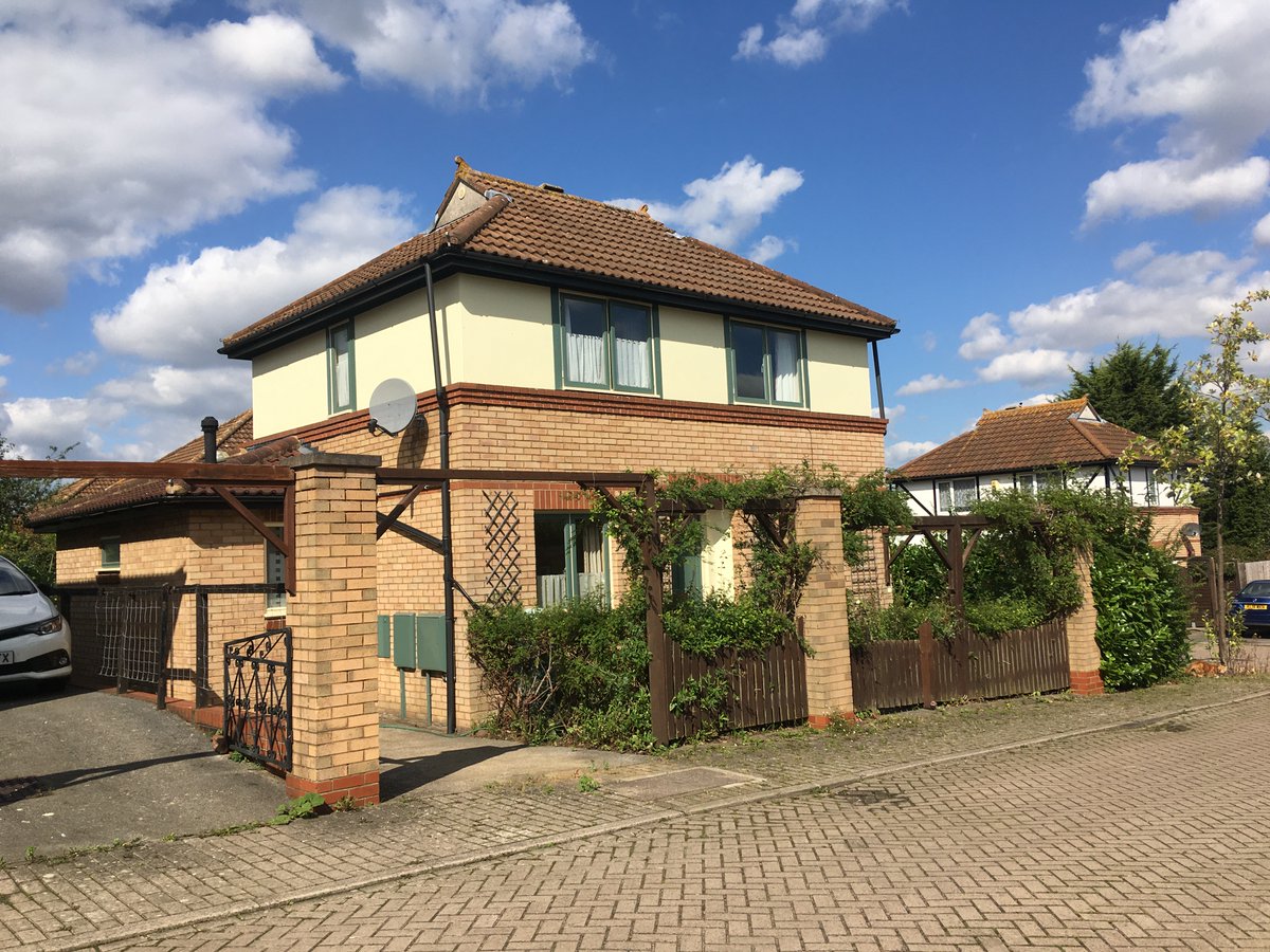 TimSkeltonMK's tweet photo. I am beginning a tour of #TwoMileAsh with this delightful, unknown scheme of shared ownership housing for #MKDevelopmentCorporation by #NeylanandUngless - a world away from #Bishopfield in #Harlow https://t.co/Smyn95wJwH