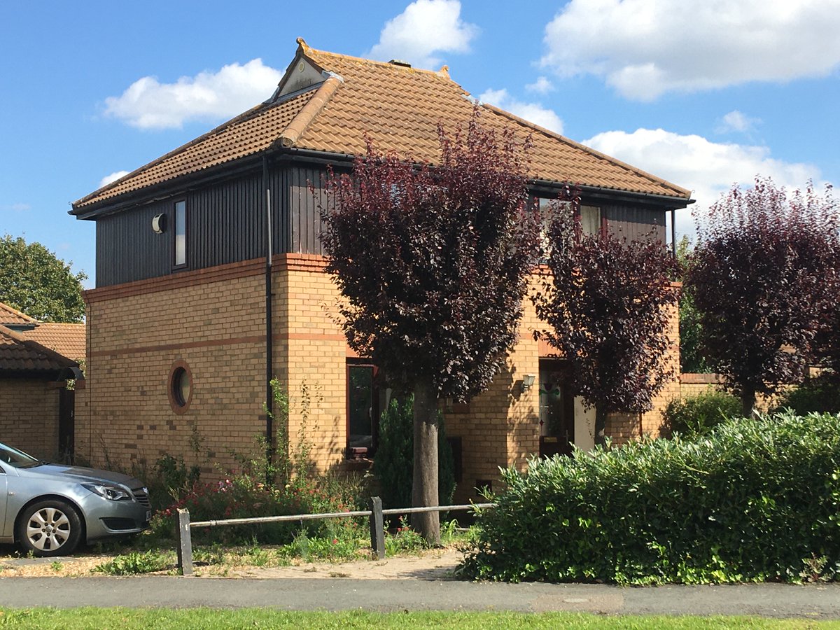 TimSkeltonMK's tweet photo. I am beginning a tour of #TwoMileAsh with this delightful, unknown scheme of shared ownership housing for #MKDevelopmentCorporation by #NeylanandUngless - a world away from #Bishopfield in #Harlow https://t.co/Smyn95wJwH
