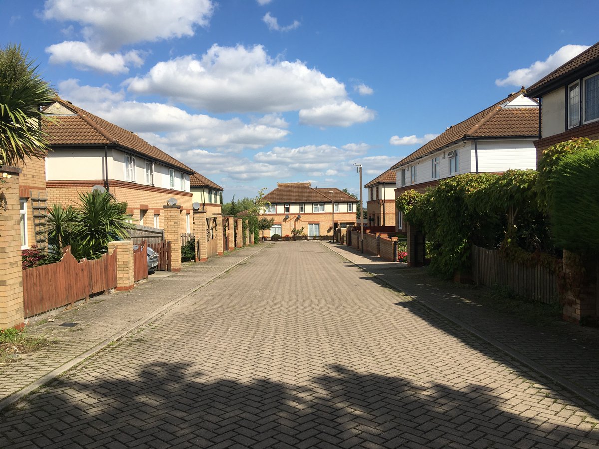 TimSkeltonMK's tweet photo. I am beginning a tour of #TwoMileAsh with this delightful, unknown scheme of shared ownership housing for #MKDevelopmentCorporation by #NeylanandUngless - a world away from #Bishopfield in #Harlow https://t.co/Smyn95wJwH