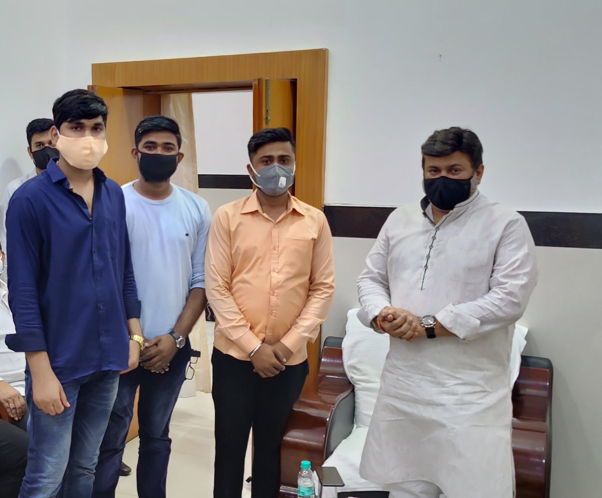 AkotkarLokesh's tweet photo. A Great Meeting with Honourable Education minister of Maharashtra Uday Samant sir At Nagpur.
Discussion held on university exams and fees. 
@samant_uday
@SardesaiVarun
@nawaleshubham33
@yscollegekaksha
@AUThackeray
@AkotkarLokesh https://t.co/ohqA4sh3VS