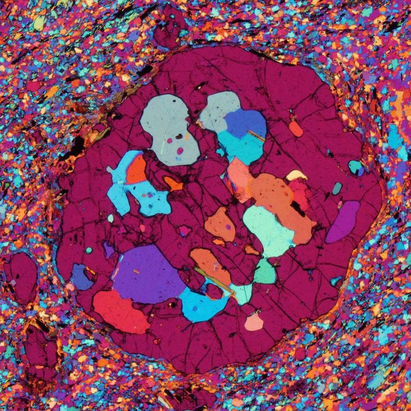  #Garnet is beautiful under the microscope (left: Taos, New Mexico; right: Ronda, Spain). We're taught it is the archetypal cubic, isotropic mineral, but...