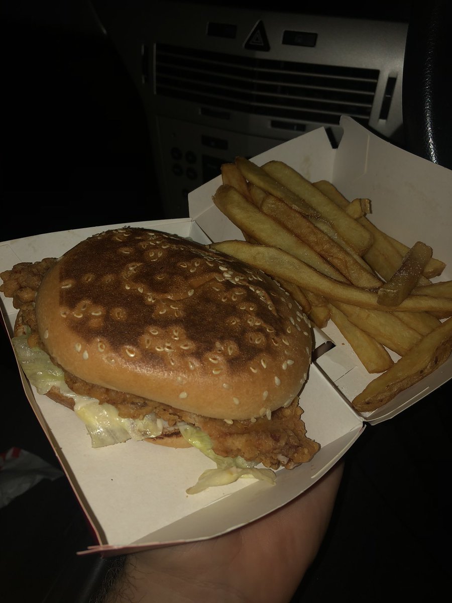 samBAFCfield's tweet photo. Love a charcoal bun @KFC_UKI 🙄 https://t.co/uFZuGi5QzU