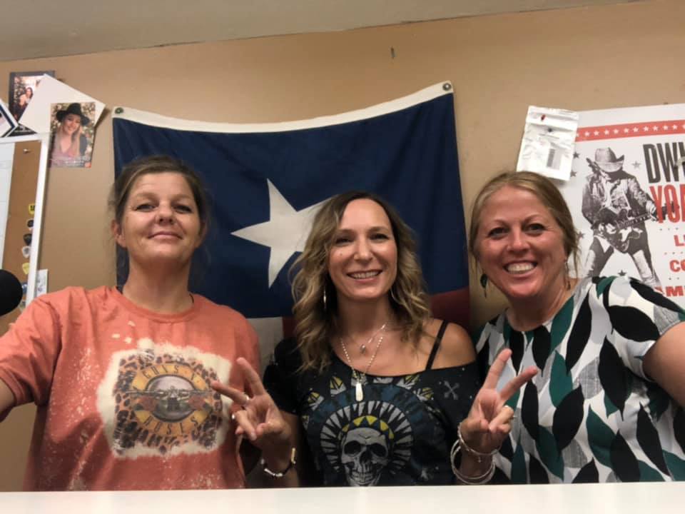 DillonSteen's tweet photo. Fun times were had by all yesterday as @SEASON_AMMONS visited with the ladies of 103.7 The Buck! #damngoodman https://t.co/lbZjJzBx06