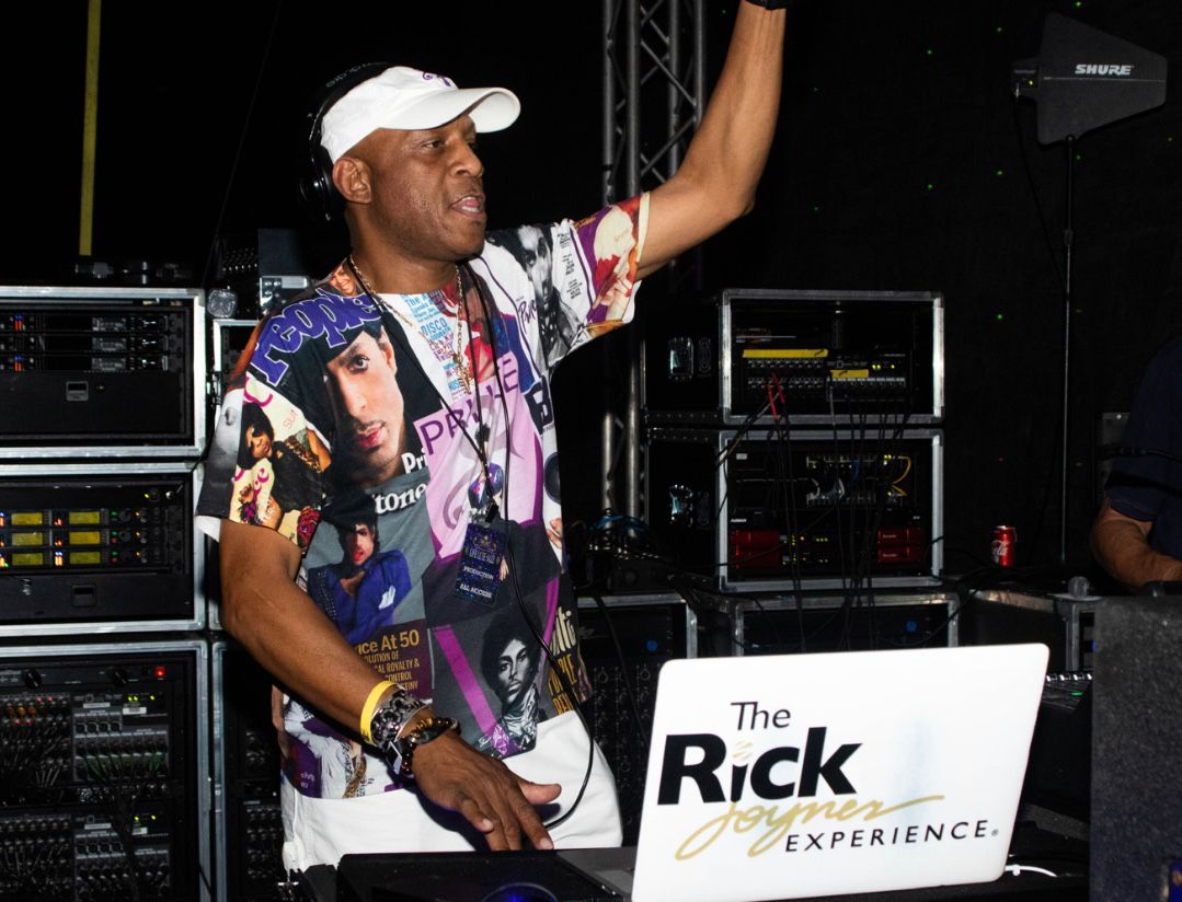 lifeluxejazz's tweet photo. #MusicianMonday DJ Rick Joyner brought his RIck Joyner Experience not only to the after parties, but got us up &amp; partying during the concert breaks. Even the artist change overs at LLJ rock!

#LifeLuxeJazz #BacktotheLuxeLife2021 #JazzLegends #Soul #NovemberInLosCabos #Travel https://t.co/qtkwRmQ2te