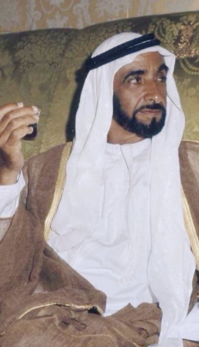 shuwabna's tweet photo. انت شمسي وانت لي ظلي
وانت لي تسحرني اعيانه
عين خشف الريم لمفلّلي
و الخدود ورود باغصانه
والخشم كالسيف منسلي
والشفايا حمر رويـانه
أتلعٍ والجيد متــعلّي
والشعر طايح على امتانه
يا بديع الحسن لا تخلي
في هواك الروح شفجانه
شوفني م الحب معتلي
عاكفٍ ع الشعر واوزانه

 الشيخ زايد الله يرحمه https://t.co/shpaR6pR8L