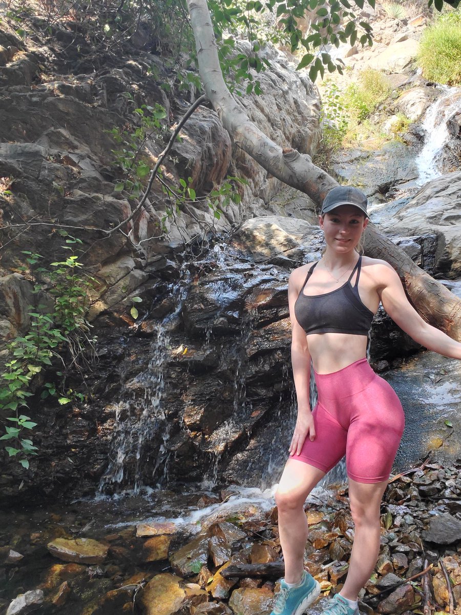STPeach's tweet photo. Morning Hike 🌄 https://t.co/ygmqR59xCJ