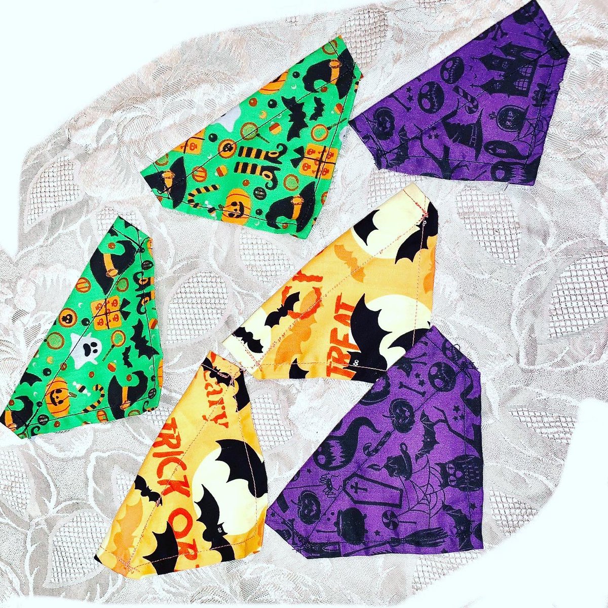 SnugglePets's tweet image. Today’s order ready to go out. It’s all Halloween at the moment. Why not get your furbabies involved too!  Dog &amp;amp; cat bandana/neckerchiefs &amp;amp; piggy corner jungle hideys. 👻🎃🎃
@TheGoodDogGuide    @gpigwheekly   @FreeFurFun