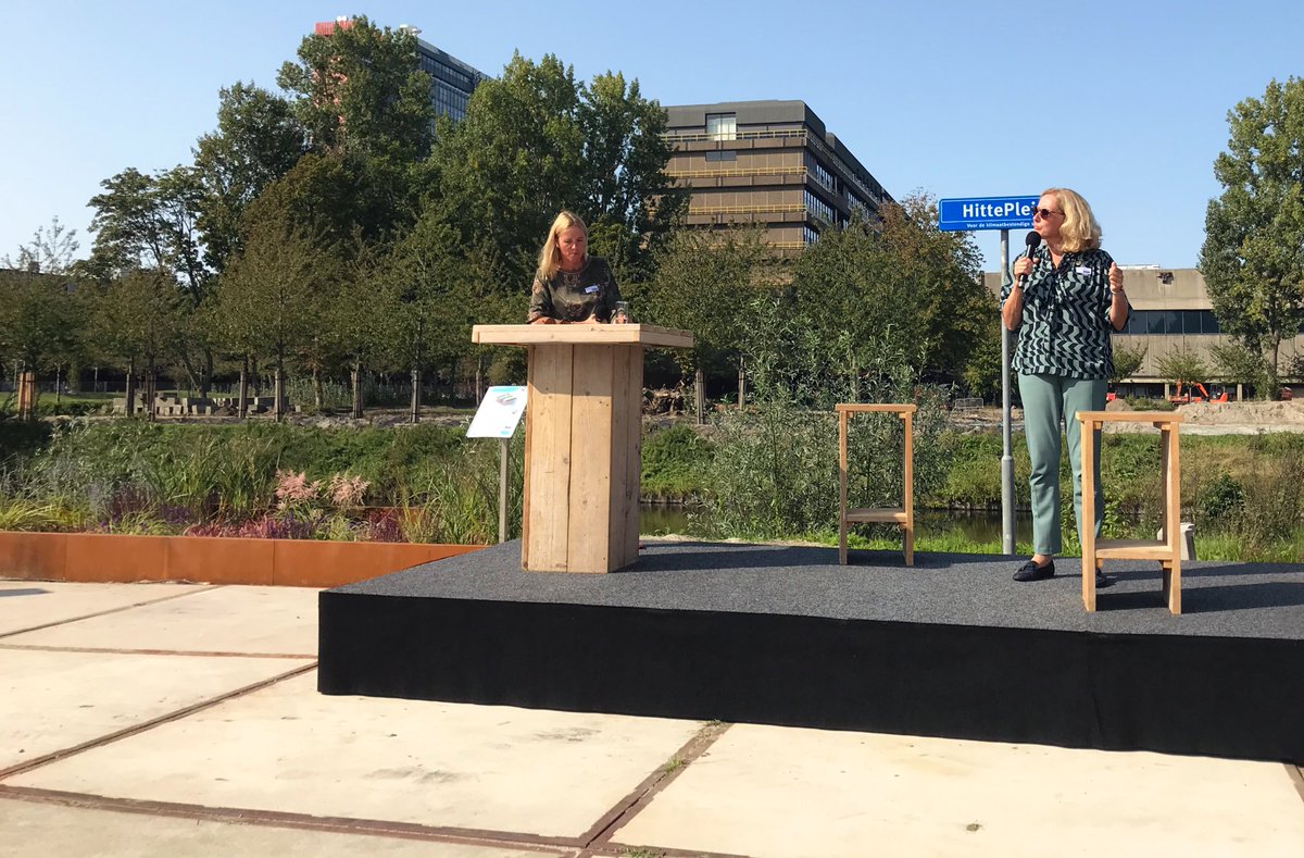 Bas_Vollebregt's tweet image. Vandaag werd het #Hitteplein geopend door @abomlemstra op @TheGrnVillage. 
Zeer relevante toevoeging als #Proeftuin op @tudelftcampus ☀️