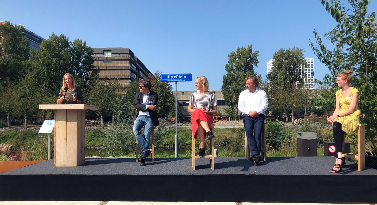Bas_Vollebregt's tweet image. Vandaag werd het #Hitteplein geopend door @abomlemstra op @TheGrnVillage. 
Zeer relevante toevoeging als #Proeftuin op @tudelftcampus ☀️