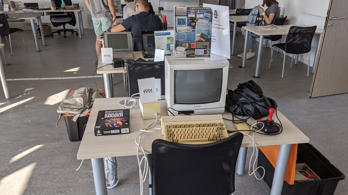 bapixels's tweet photo. Clap de fin pour cette 1ere journée de cours @intech_sud @intechinfo @VilleDesSables #NUMERIMER on a sorti l'arsenal matériel pour édulcorer l'histoire de l'#informatique ;) et ça a l'air d'avoir plu :) #Macintosh #Amiga600 #PalmIII #PPC640 #Vendee https://t.co/D36FqEgocr