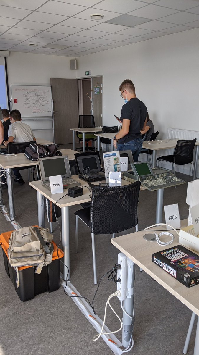 bapixels's tweet photo. Clap de fin pour cette 1ere journée de cours @intech_sud @intechinfo @VilleDesSables #NUMERIMER on a sorti l'arsenal matériel pour édulcorer l'histoire de l'#informatique ;) et ça a l'air d'avoir plu :) #Macintosh #Amiga600 #PalmIII #PPC640 #Vendee https://t.co/D36FqEgocr