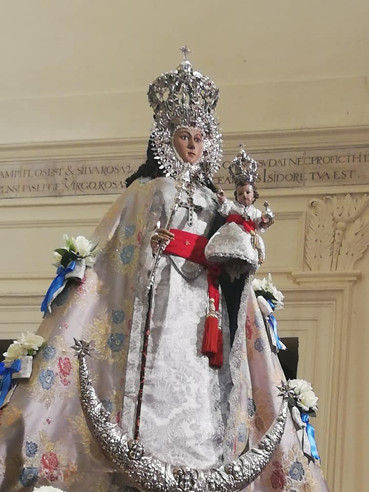 La tarde-noche previa a la Romeria, siempre es especial. Las rondallas y tantas y tantas personas quieren "despedirse" de la Morenica. Hoy, hubieramos estado alli. Comparto imagen de la noche previa a la romeria del 2019. Danos salud Madre!!!