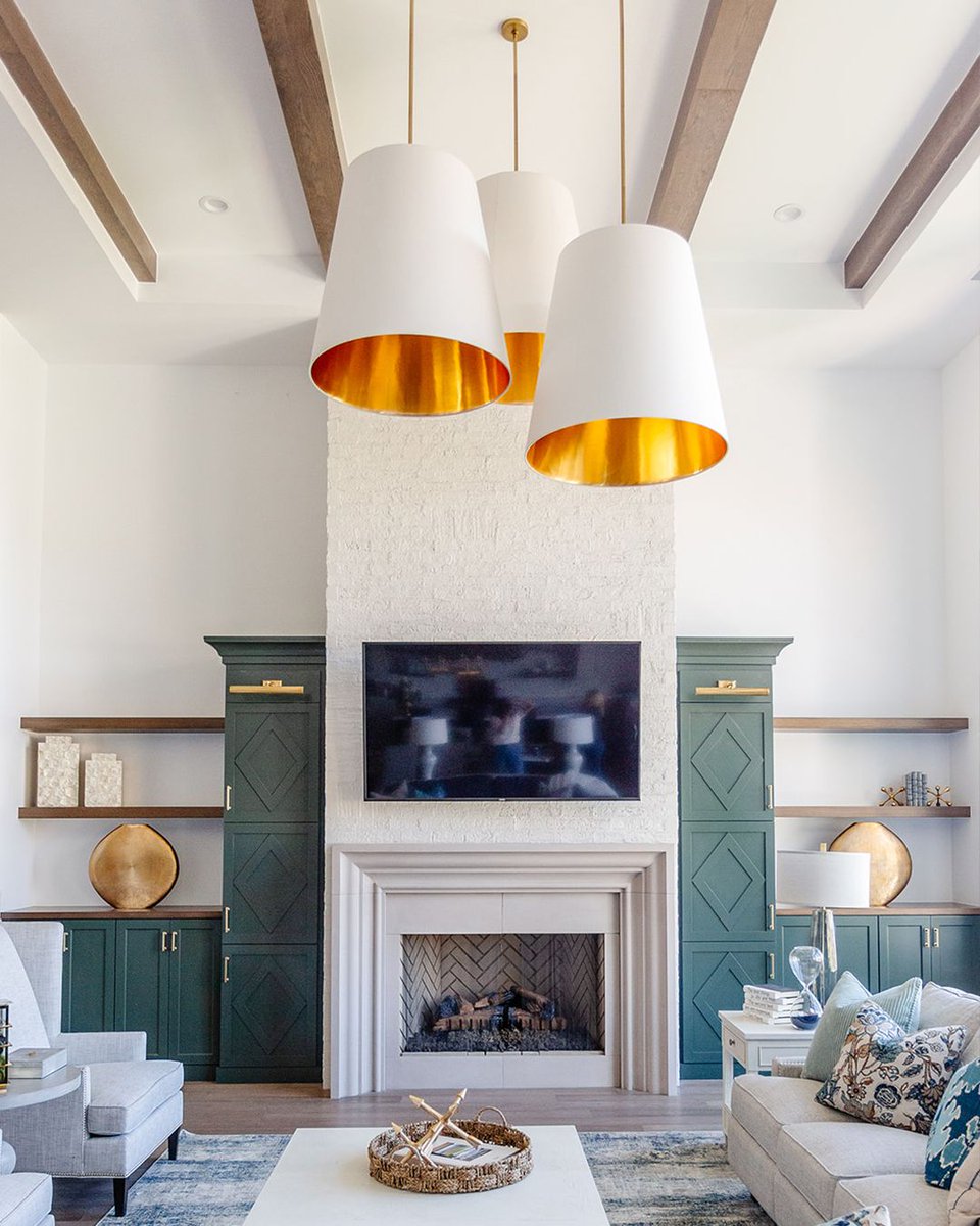 Deceptively simple, Calor pendants combine a luminous gold interior with a fine linen exterior to create a remarkable effect. Where would you install a Calor? #aloralighting
_⠀⠀⠀⠀⠀⠀⠀
⠀⠀⠀⠀⠀⠀⠀
Interior Design: @allisoncampbelldesign⠀⠀⠀
📷 : @amandapeterson.photo