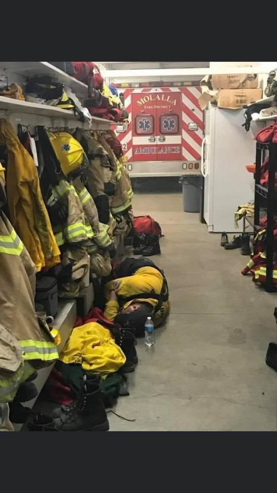 Anna_Canzano's tweet image. This.
This is sacrifice.
This is heroism.

A Molalla firefighter’s moment of rest from battling wildfires.

Many first responders lost their OWN homes this week as they worked to save the homes of others.

“Thank you” just doesn’t cut it.

#OregonFires2020