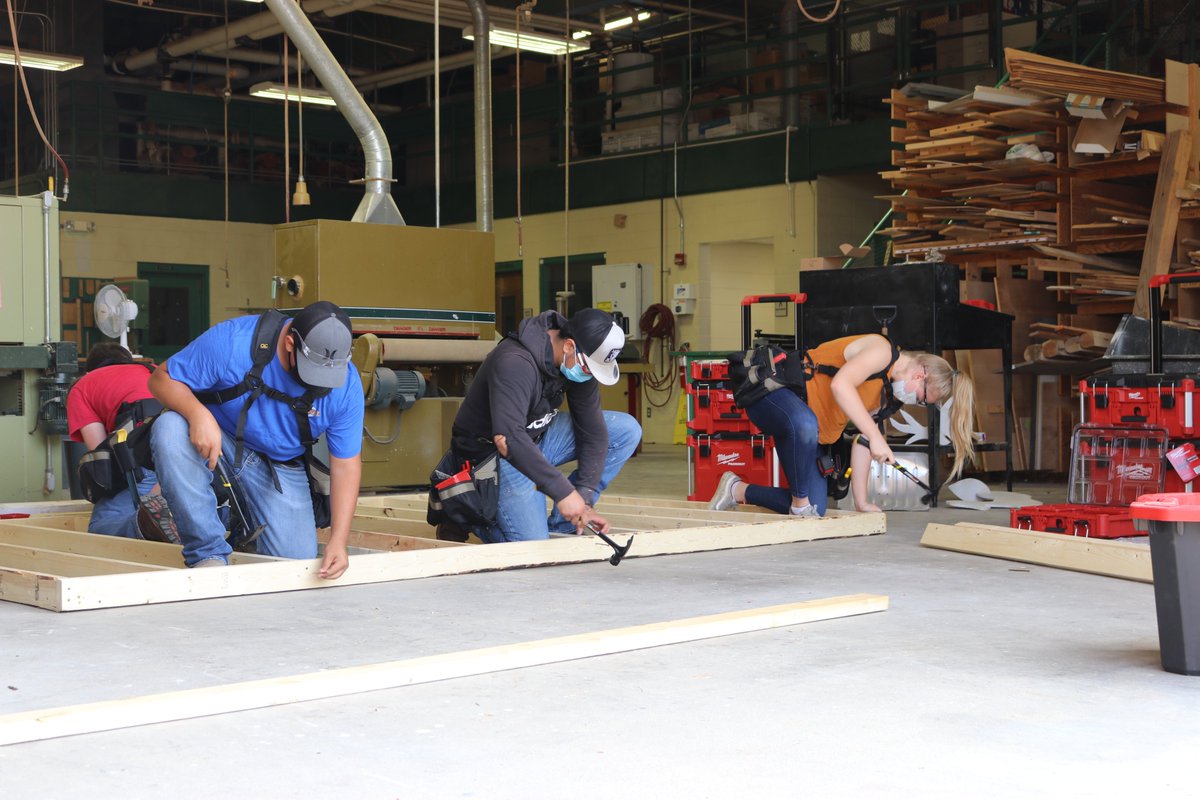 GCCCBroncbuster's tweet photo. Check out our high school Carpentry students working hard building their first shed today! Keep up the great work, BUSTERS! ⛏🔨📸🤗
#FromHere #BusterNation #GCCC #CarpentryProgram https://t.co/dnj7lch442