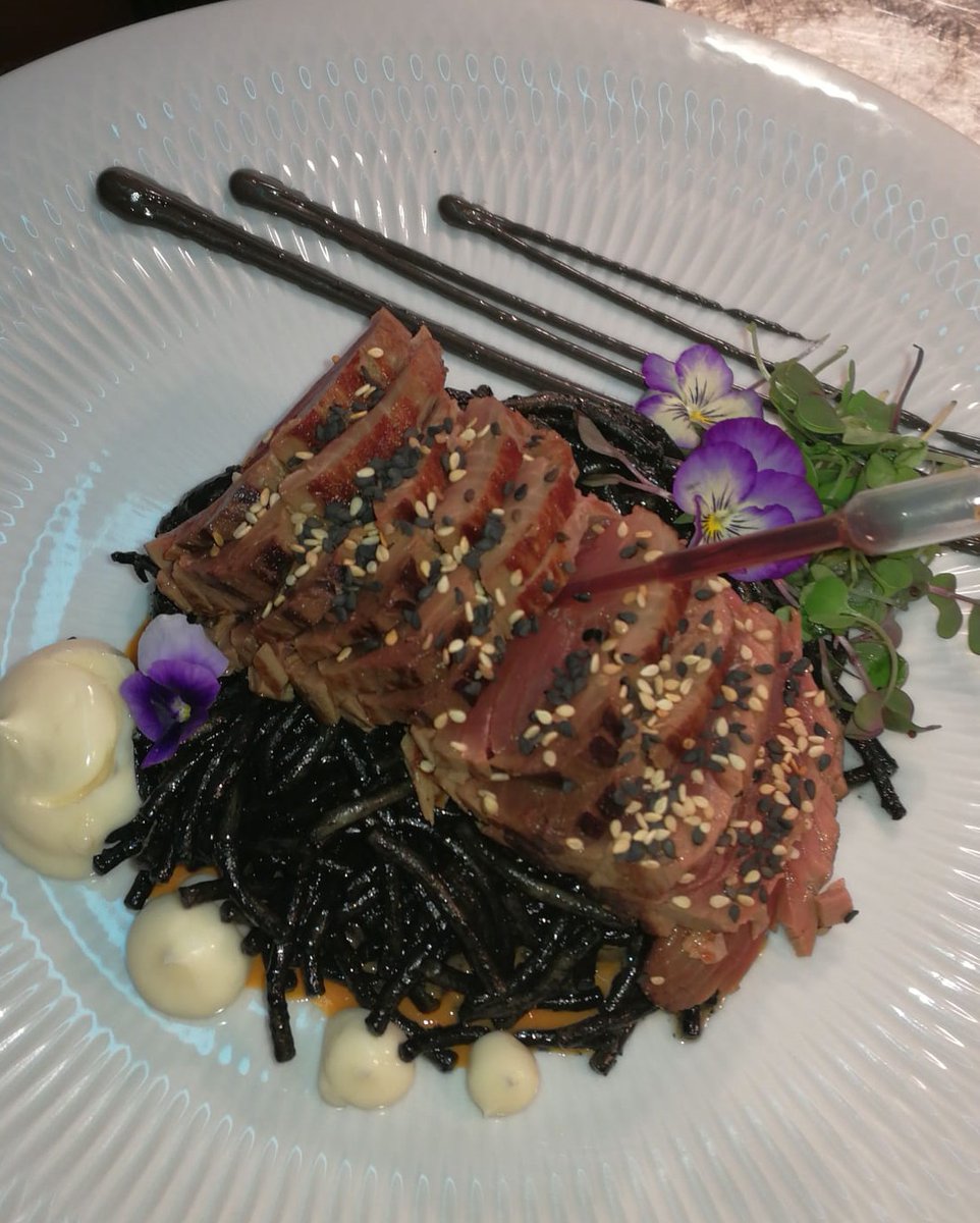 Otro BONITO ejemplo de lo que es capaz de hacer el BONITO equipo de cocina de Restaurante Puerta Sevilla (Córdoba)...
Marchando este 'BONITO fresco con fideos del mar'. Y, como dice la canción, BONITO, todo me parece BONITO. 🎶